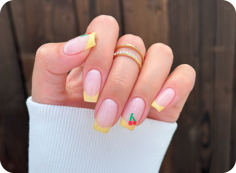 files/fransk-manicure-gul-med-kirsebaer.png
