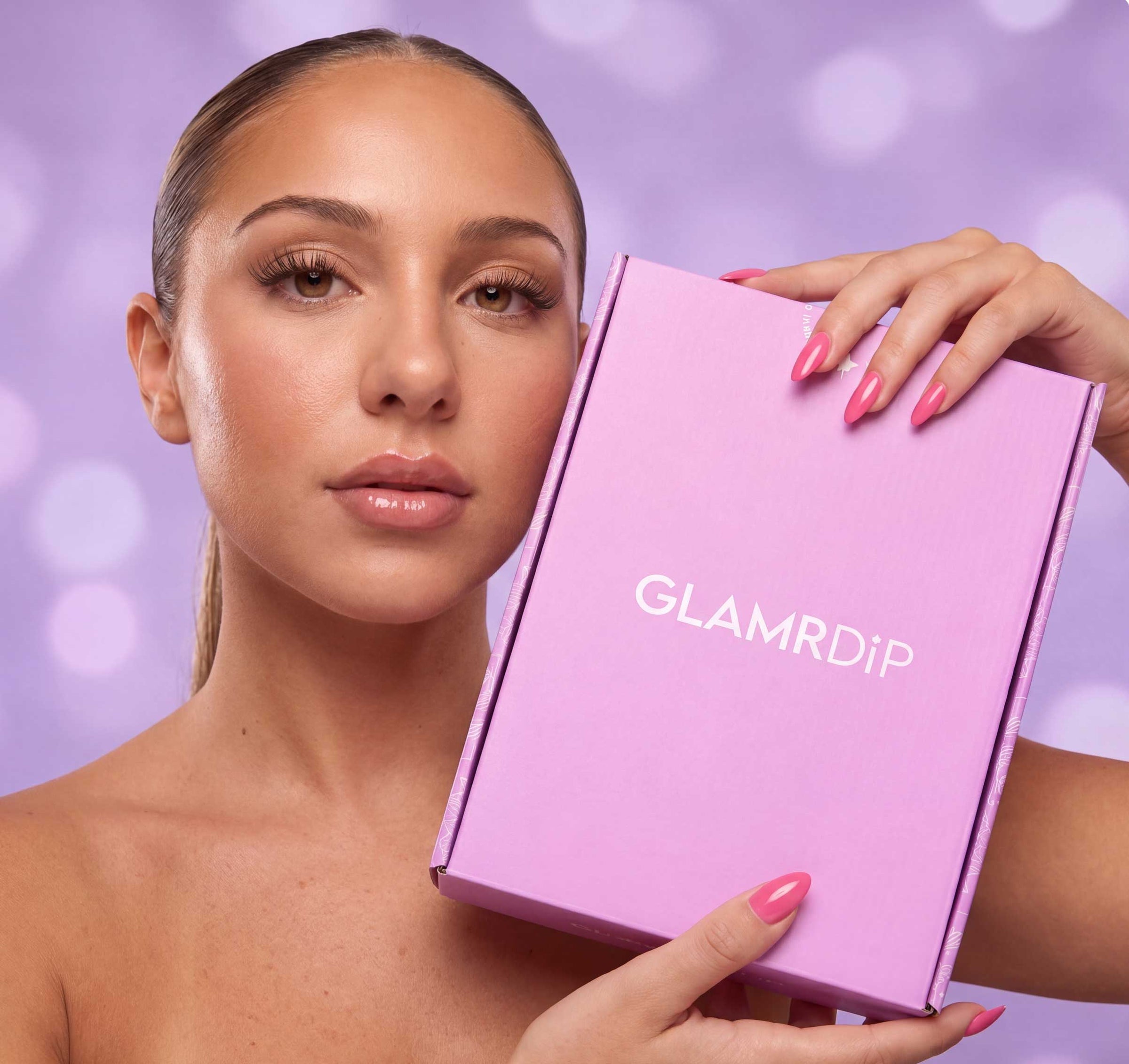 Model fremviser en fejlfri GLAMRDiP-manicure med dip powder negle